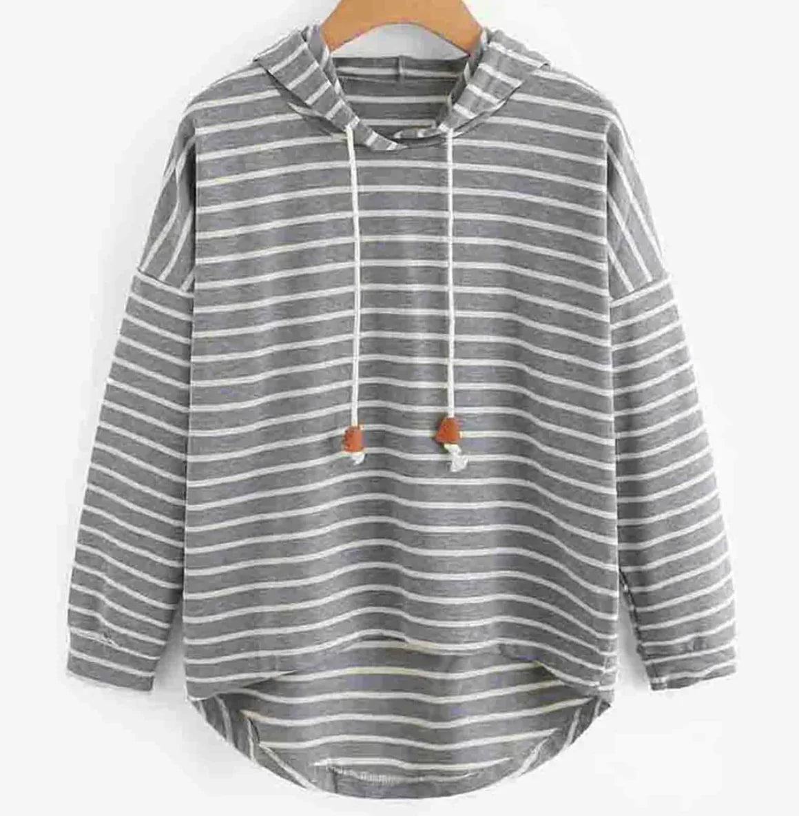 Grauer gestreifter Kapuzenpullover mit Kordelzug, lässiger Stil, langärmlig, ideal für Herbstmode, bequemes Baumwollmaterial.