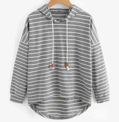 Grauer gestreifter Kapuzenpullover mit Kordelzug, lässiger Stil, langärmlig, ideal für Herbstmode, bequemes Baumwollmaterial.