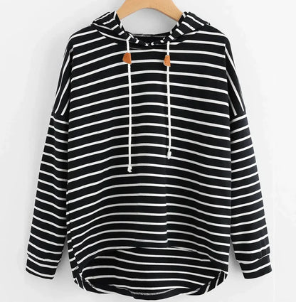 Schwarz-weiß gestreifter Kapuzenpullover mit Kordelzug, lässiger Stil, hängend auf Holzkleiderbügel. Modischer Hoodie für Damen.