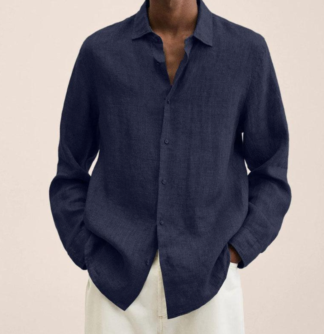 Dunkelblaues Leinenhemd für Herren, lässig offen getragen, kombiniert mit weißen Hosen. Elegante Herrenmode, ideal für Sommer und Freizeit.