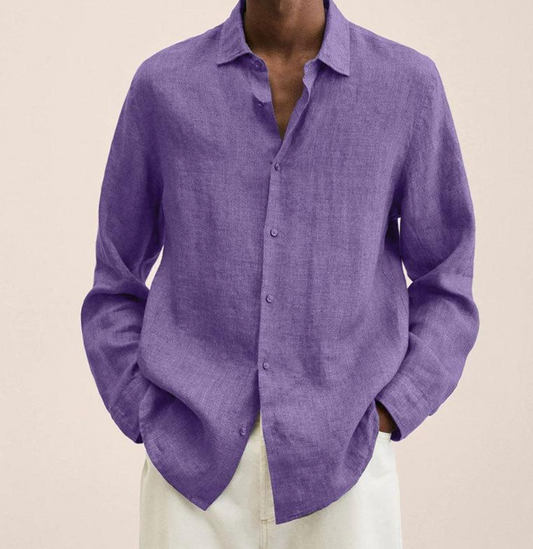 Lila Leinenhemd für Herren, langärmlig, klassischer Kragen, lässiger Stil, ideal für Sommermode, kombiniert mit weißen Hosen.