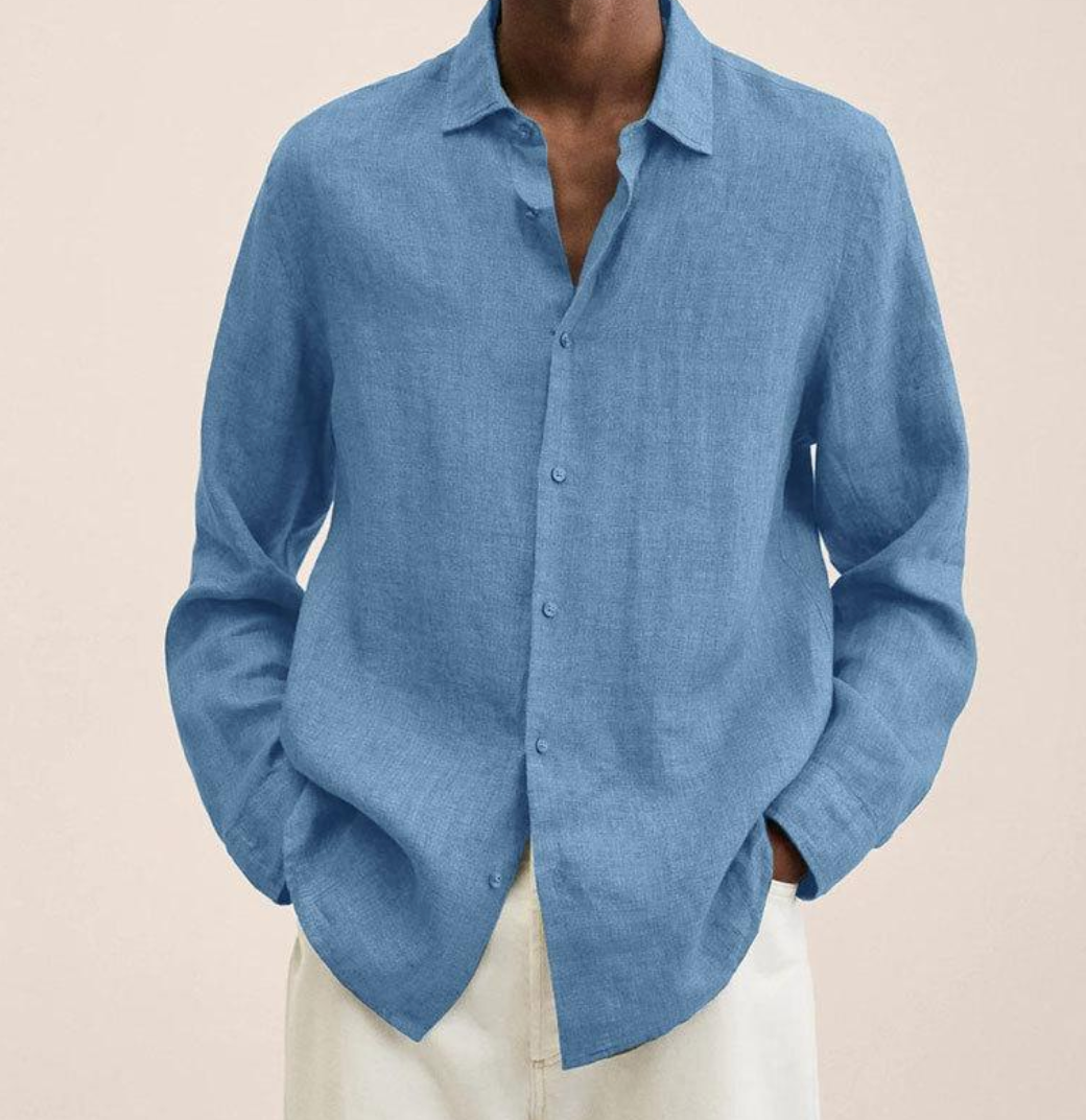 Mann trägt hellblaues Leinenhemd, lässig offen, mit langen Ärmeln. Perfekt für Sommermode, stilvoll und bequem.