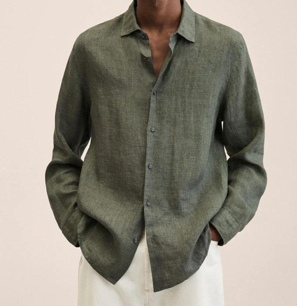 Grünes Leinenhemd für Herren, lässig offen getragen, kombiniert mit weißen Hosen. Eleganter, moderner Look für stilvolle Freizeitmode.