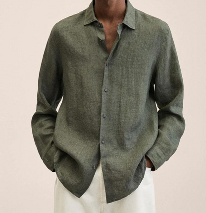 Grünes Leinenhemd für Herren, lässig offen getragen, kombiniert mit weißen Hosen. Eleganter, moderner Look für stilvolle Freizeitmode.