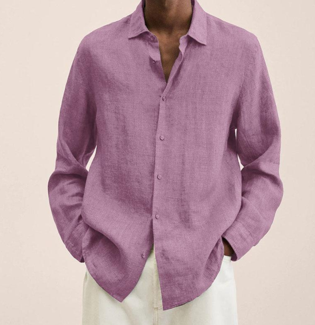 Mann trägt lila Leinenhemd, lässig offen, mit weißen Hosen. Stilvolle Herrenmode, ideal für Sommer und Freizeit. Elegantes, atmungsaktives Design.