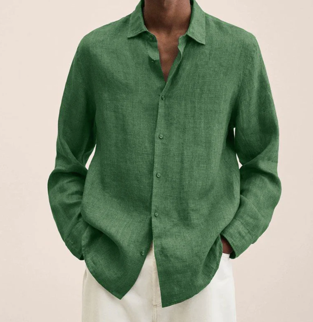 Grünes Leinenhemd für Herren, lässig und stilvoll, mit Knopfleiste und Kragen. Perfekt für Sommermode und elegante Freizeitoutfits.