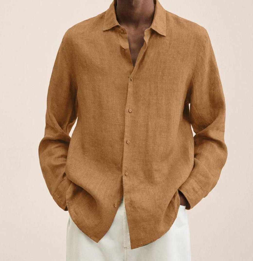 Braunes Leinenhemd für Herren, lässig offen getragen, kombiniert mit weißer Hose. Stilvolle Herrenmode, ideal für Sommer und Freizeit.