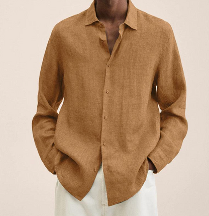 Braunes Leinenhemd für Herren, lässig offen getragen, kombiniert mit weißer Hose. Stilvolle Herrenmode, ideal für Sommer und Freizeit.