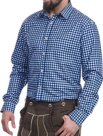 Mann in blau-weiß kariertem Hemd und traditioneller Lederhose. Oktoberfest Mode, bayerische Tracht, Herrenbekleidung.