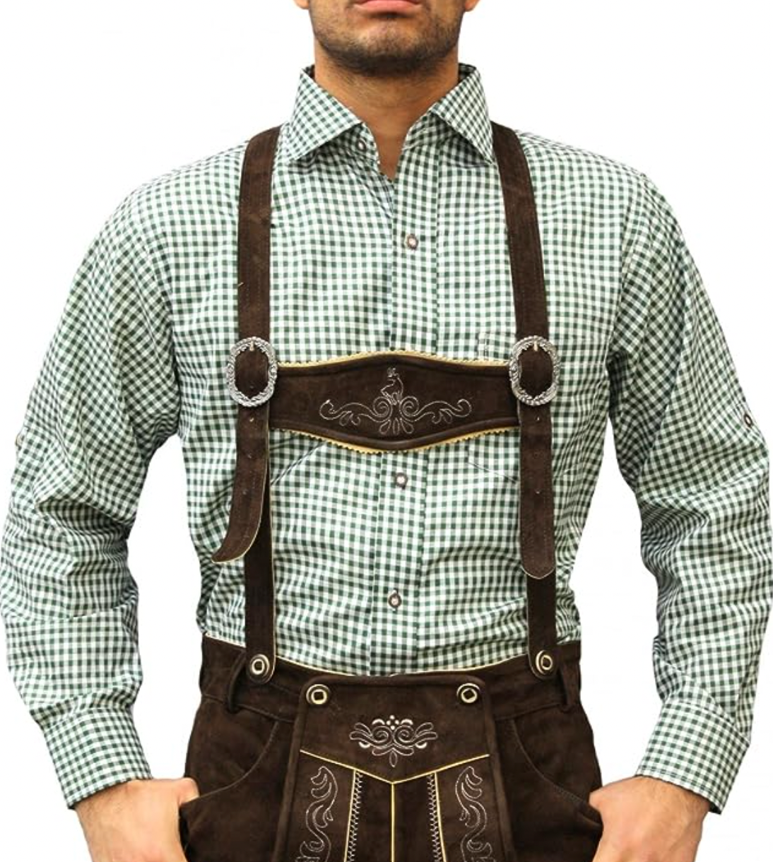 Mann in traditioneller bayerischer Tracht mit grün-kariertem Hemd und brauner Lederhose. Oktoberfest Mode, Trachtenmode, bayerische Kleidung.