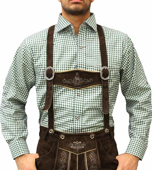 Mann in traditioneller bayerischer Tracht mit grün-kariertem Hemd und brauner Lederhose. Oktoberfest Mode, Trachtenmode, bayerische Kleidung.