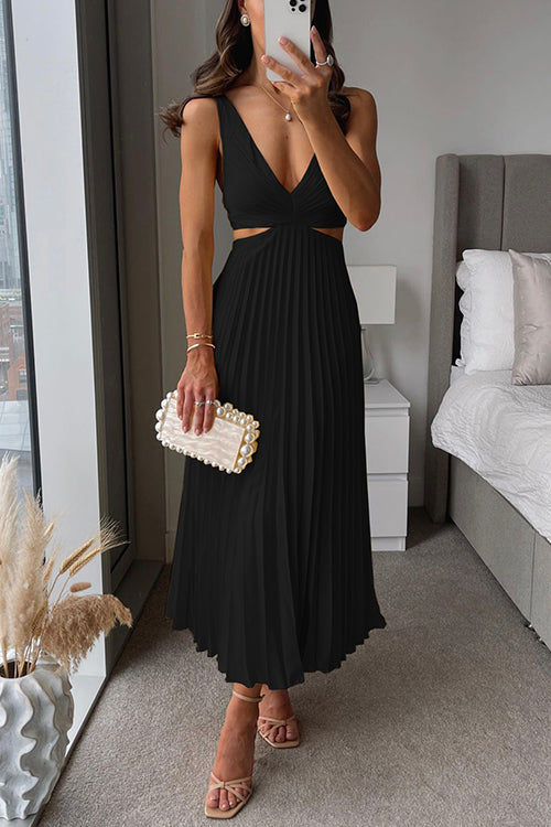 Elegantes schwarzes Abendkleid mit tiefem V-Ausschnitt und Cut-Outs, Frau hält eine perlenbesetzte Clutch, steht in modernem Schlafzimmer.