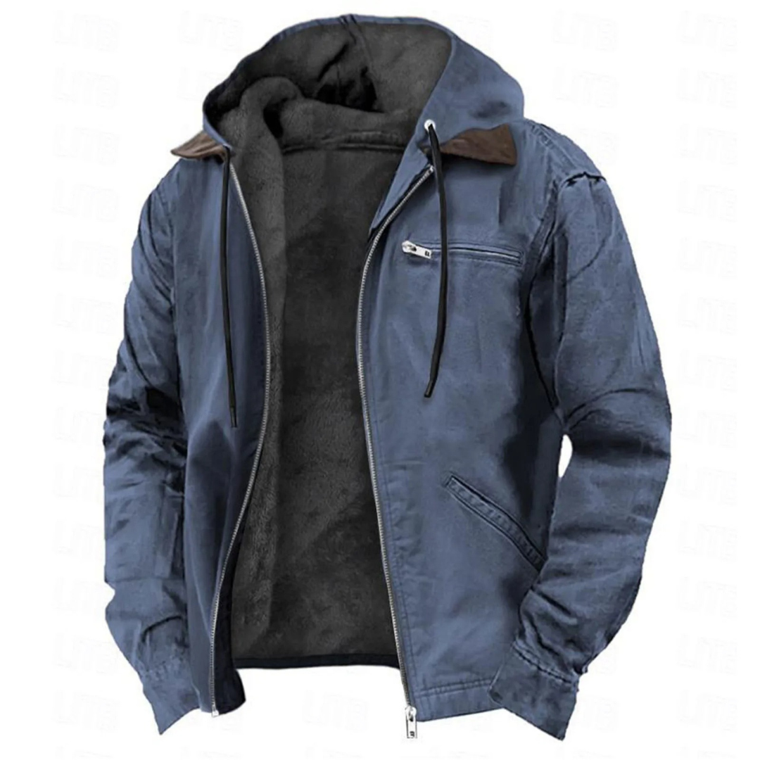 Blaue Herrenjacke mit Kapuze, Reißverschluss und Taschen, gefüttert mit schwarzem Fleece. Ideal für Herbst und Winter. Modische Outdoor-Bekleidung.