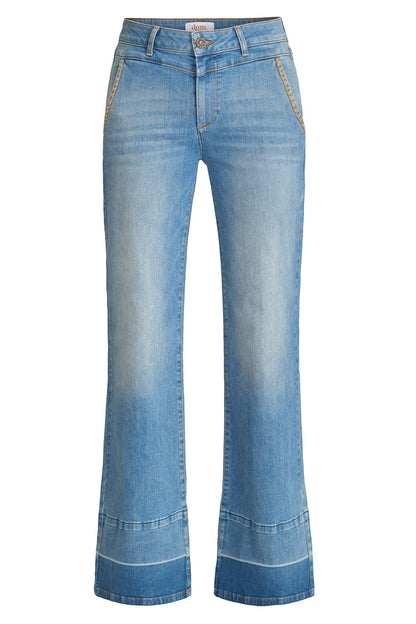 Blaue Damen-Jeans mit ausgestelltem Bein, heller Waschung und Ziernähten. Modische Schlaghose, ideal für trendige Freizeitoutfits.