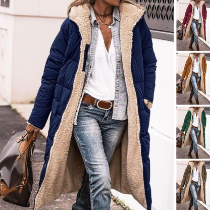 Frau in blauem, langem Wintermantel mit Fellfutter, Jeans und weißem Hemd. Mode, Damenbekleidung, Winterjacke, Streetstyle, Outdoor-Look.
