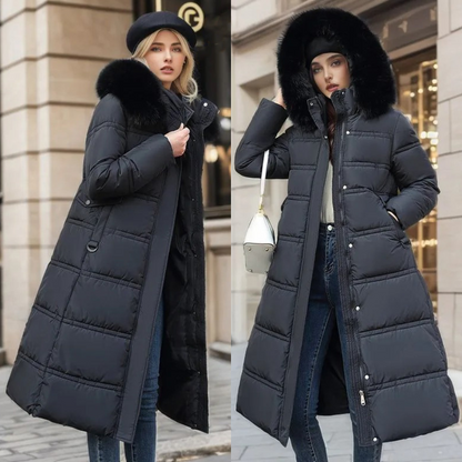 Zwei Frauen in langen, schwarzen Daunenmänteln mit Pelzkragen, stehen vor einem städtischen Hintergrund. Wintermode, stilvolle Damenbekleidung.