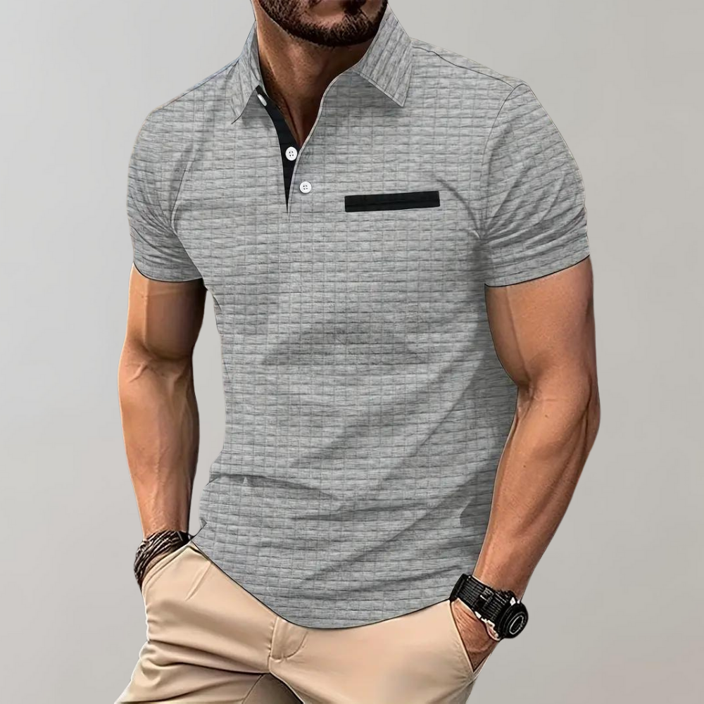 Graues Herren-Poloshirt mit schwarzem Akzent, muskulöser Mann, beiger Hose, Armbanduhr. Elegante Freizeitmode, stilvolles Design.
