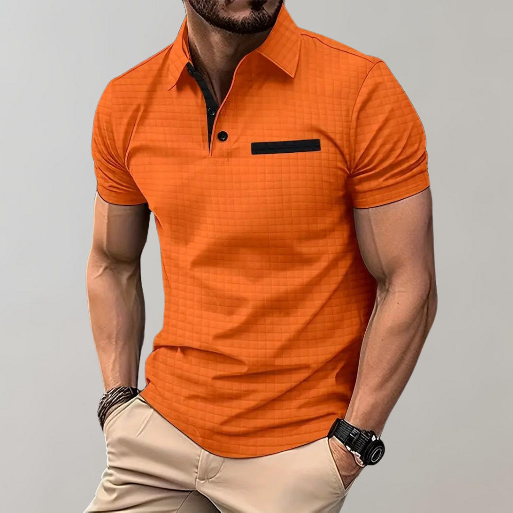 Mann in orangefarbenem Polohemd mit schwarzem Akzent, muskulös, trägt beige Hose, Armbanduhr und Armband. Mode, Herrenbekleidung, Freizeitlook.