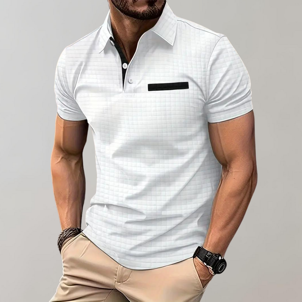 Mann in weißem Polohemd mit schwarzem Akzent, beiger Hose, Armbanduhr und Armband. Mode, Herrenbekleidung, eleganter Freizeitlook.