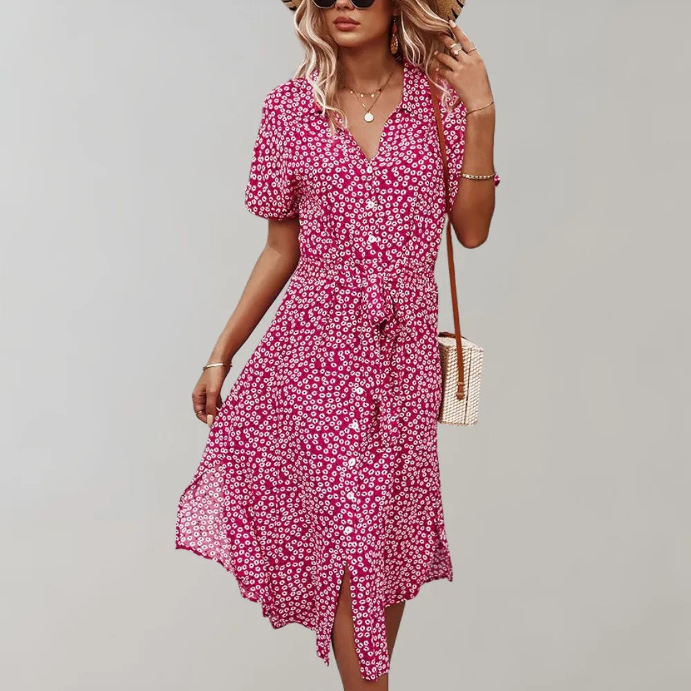 Frau in rotem Sommerkleid mit Blumenmuster, Strohhut und Umhängetasche. Modetrend 2023, lässiger Stil, Damenmode, Sommeroutfit.