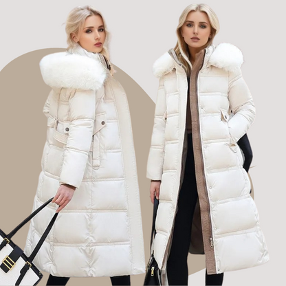 Zwei Frauen in langen, weißen Daunenmänteln mit Kapuze und Fellbesatz, modisch gekleidet, halten eine schwarze Handtasche. Wintermode, Damenbekleidung.