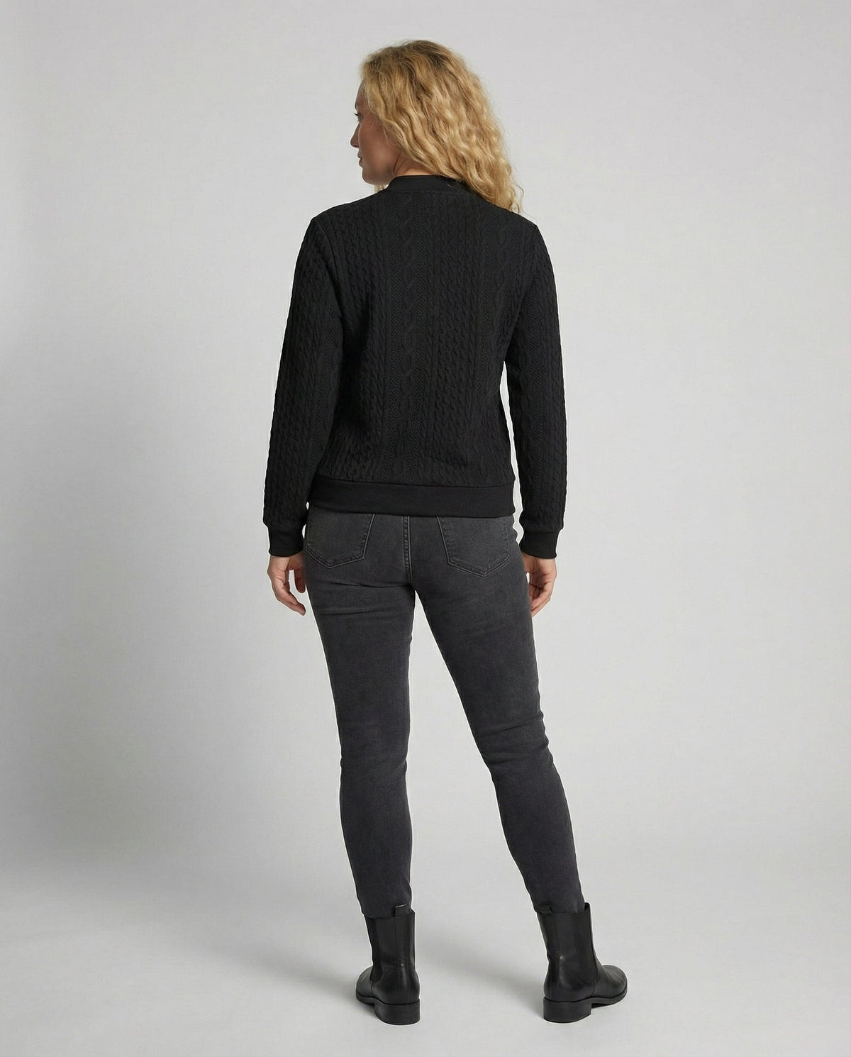 Damenpullover aus strukturiertem Strick für kühle Tage
