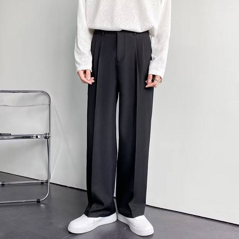 Herren-Stoffhose mit tailliertem Schnitt, Faltenfront und Gürtelschlaufen