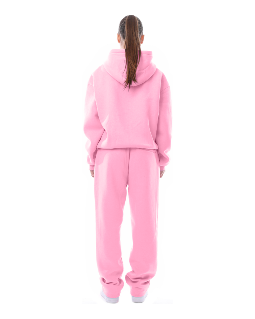 Frau in rosa Hoodie und Jogginghose, Rückansicht. Bequeme Freizeitkleidung, sportlicher Look, modischer Streetwear-Stil.