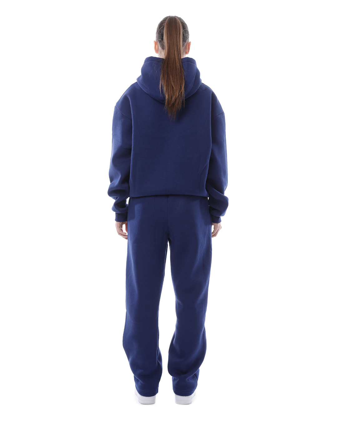 Frau in dunkelblauem Hoodie und Jogginghose, Rückansicht. Bequeme Freizeitmode, sportlicher Look, lässiger Stil, ideal für entspannte Tage.