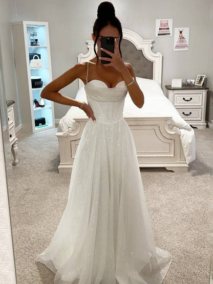 Frau in elegantem weißen Abendkleid macht Selfie im Schlafzimmer, modernes Interieur, glamouröses Design, Mode, Hochzeitskleid, Spiegelbild.