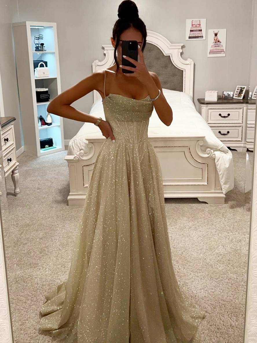 Frau in elegantem, glitzerndem Abendkleid vor Spiegel im Schlafzimmer, weiße Möbel, modernes Design, Mode, Abendgarderobe, Selfie.