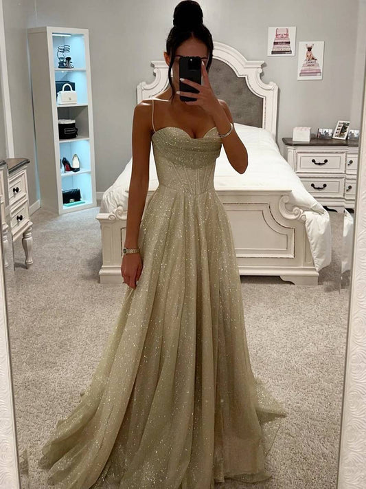 Frau in glitzerndem Abendkleid vor Spiegel im Schlafzimmer, elegantes Design, glamouröse Mode, schicke Abendgarderobe, stilvolle Inneneinrichtung.