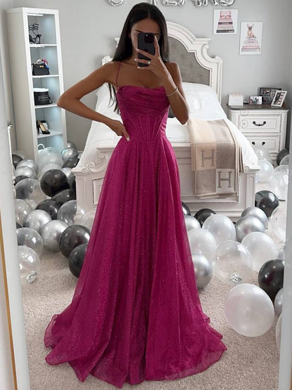 Frau in pinkfarbenem Abendkleid vor Spiegel, umgeben von schwarz-weißen Luftballons im Schlafzimmer. Elegantes Outfit, glamouröse Mode.