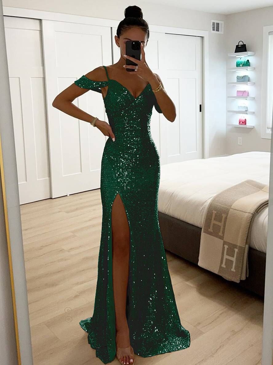 Frau in grünem Paillettenkleid mit Beinschlitz, Spiegel-Selfie im Schlafzimmer, elegantes Abendkleid, modisches Outfit, glamouröser Look.