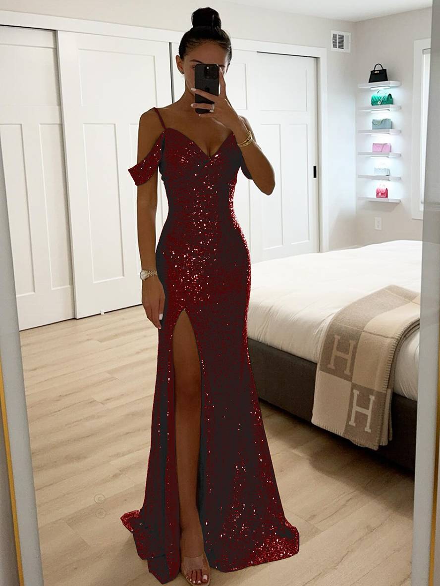 Frau in rotem, glitzerndem Abendkleid mit Schlitz, steht in modernem Schlafzimmer, macht Selfie. Elegantes Outfit, Mode, Abendgarderobe.