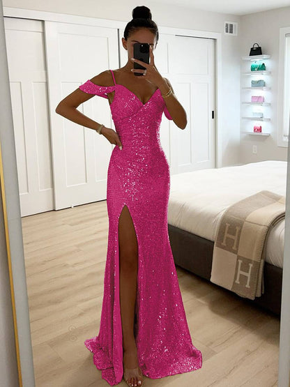 Frau in pinkem Paillettenkleid mit Schlitz, fotografiert in modernem Schlafzimmer. Elegantes Abendkleid, glamouröser Look, Mode für besondere Anlässe.