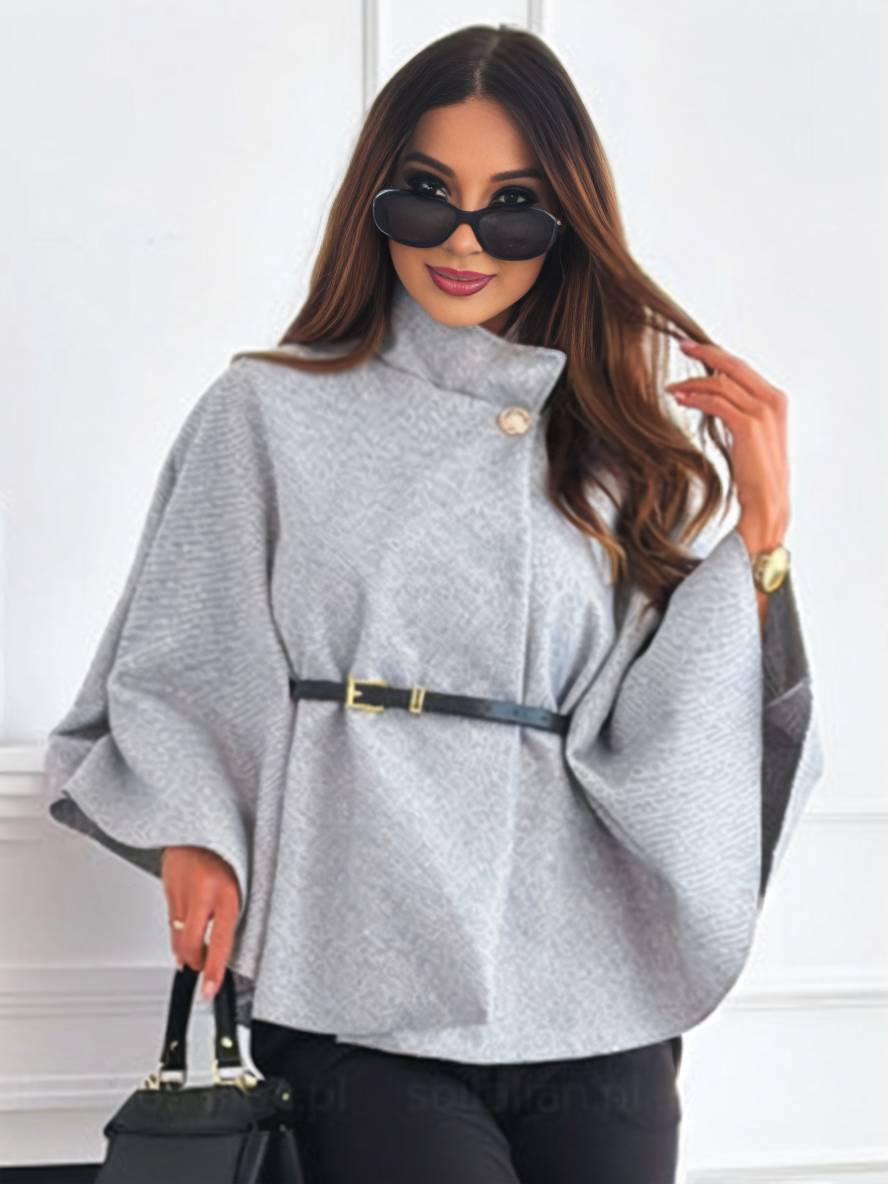 Frau in grauem Poncho mit Gürtel, Sonnenbrille und Handtasche. Elegante Mode, Herbstoutfit, stilvolle Damenbekleidung.