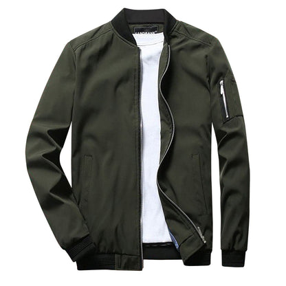 Dunkelgrüne Bomberjacke für Herren, Reißverschluss, Taschen, lässiger Stil, ideal für Herbstmode, kombiniert mit weißem T-Shirt.