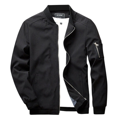 Schwarze Herren-Bomberjacke mit Reißverschluss, gerippten Bündchen und Ärmeltasche. Modische Übergangsjacke für Herbst und Frühling.