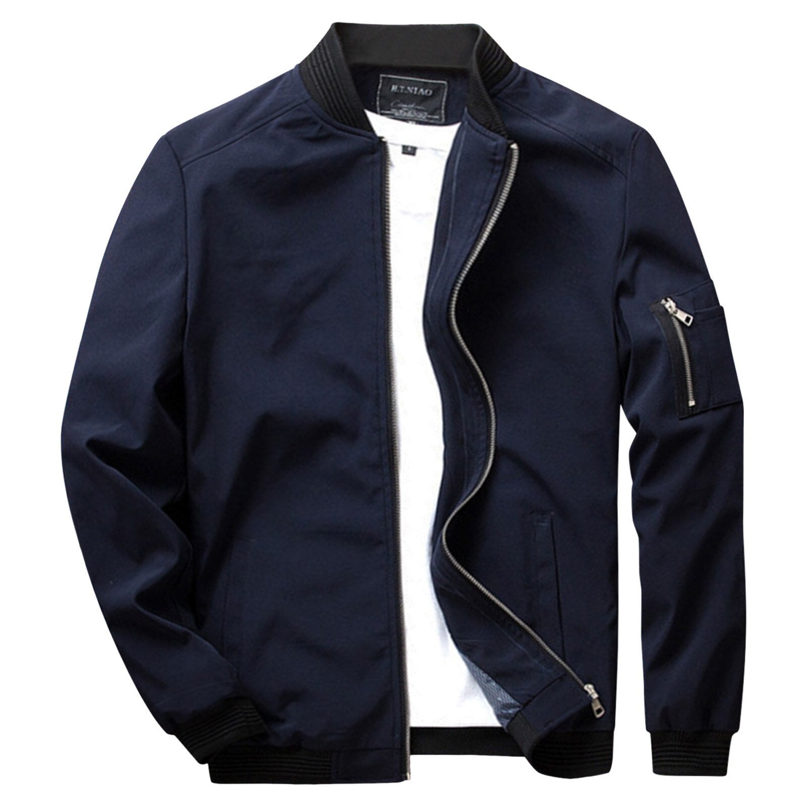 Dunkelblaue Bomberjacke für Herren mit Reißverschluss, geripptem Kragen und Ärmeltasche. Modische Herrenjacke, ideal für Freizeit und Alltag.
