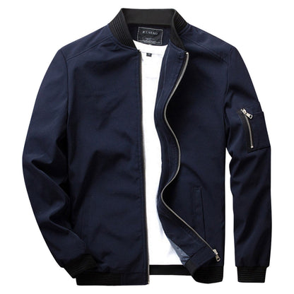 Dunkelblaue Bomberjacke für Herren mit Reißverschluss, geripptem Kragen und Ärmeltasche. Modische Herrenjacke, ideal für Freizeit und Alltag.