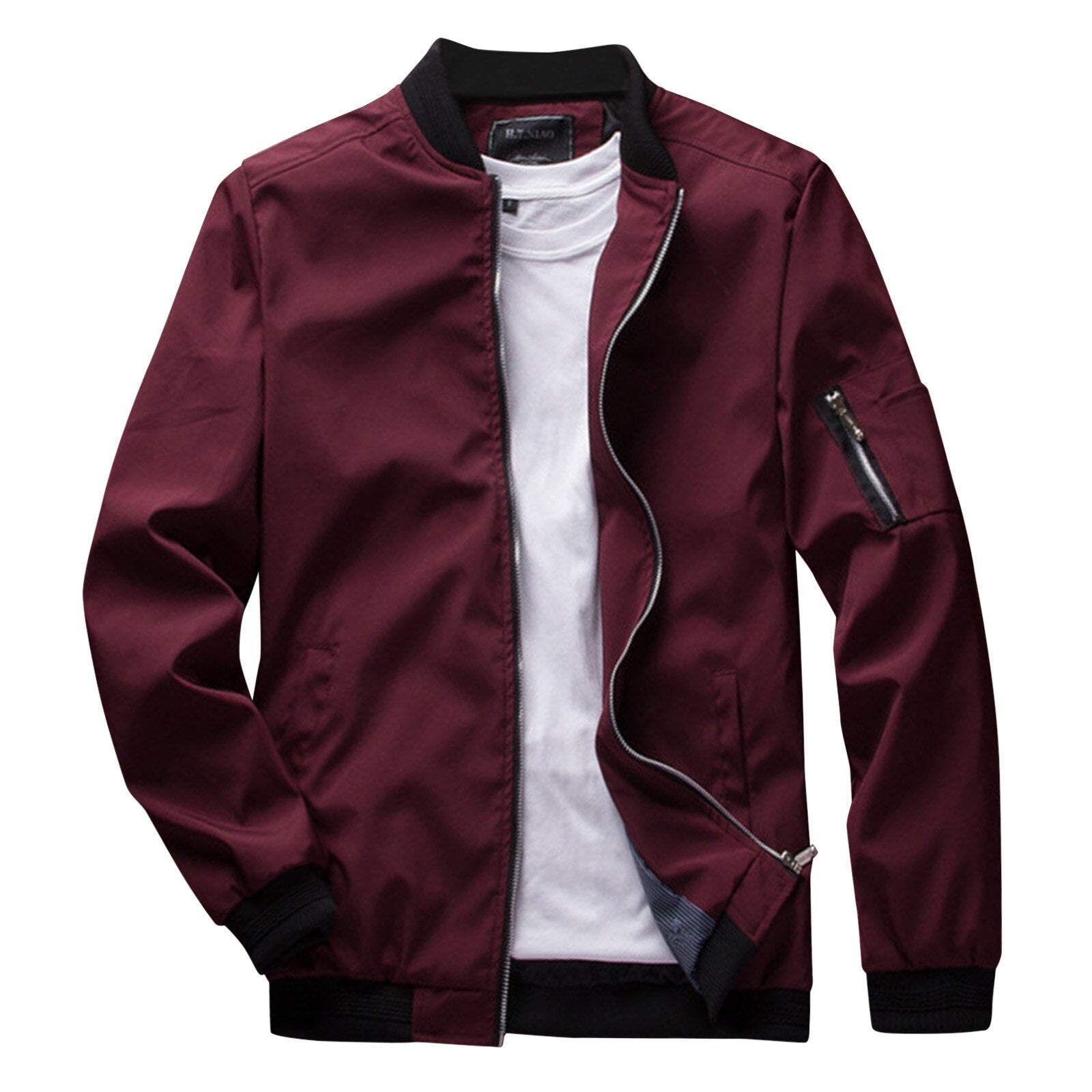 Bordeauxrote Bomberjacke für Herren mit Reißverschluss, schwarzem Kragen und Ärmeltasche, kombiniert mit weißem T-Shirt. Modische Herrenbekleidung.