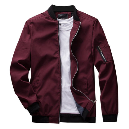 Bordeauxrote Bomberjacke für Herren mit Reißverschluss, schwarzem Kragen und Ärmeltasche, kombiniert mit weißem T-Shirt. Modische Herrenbekleidung.