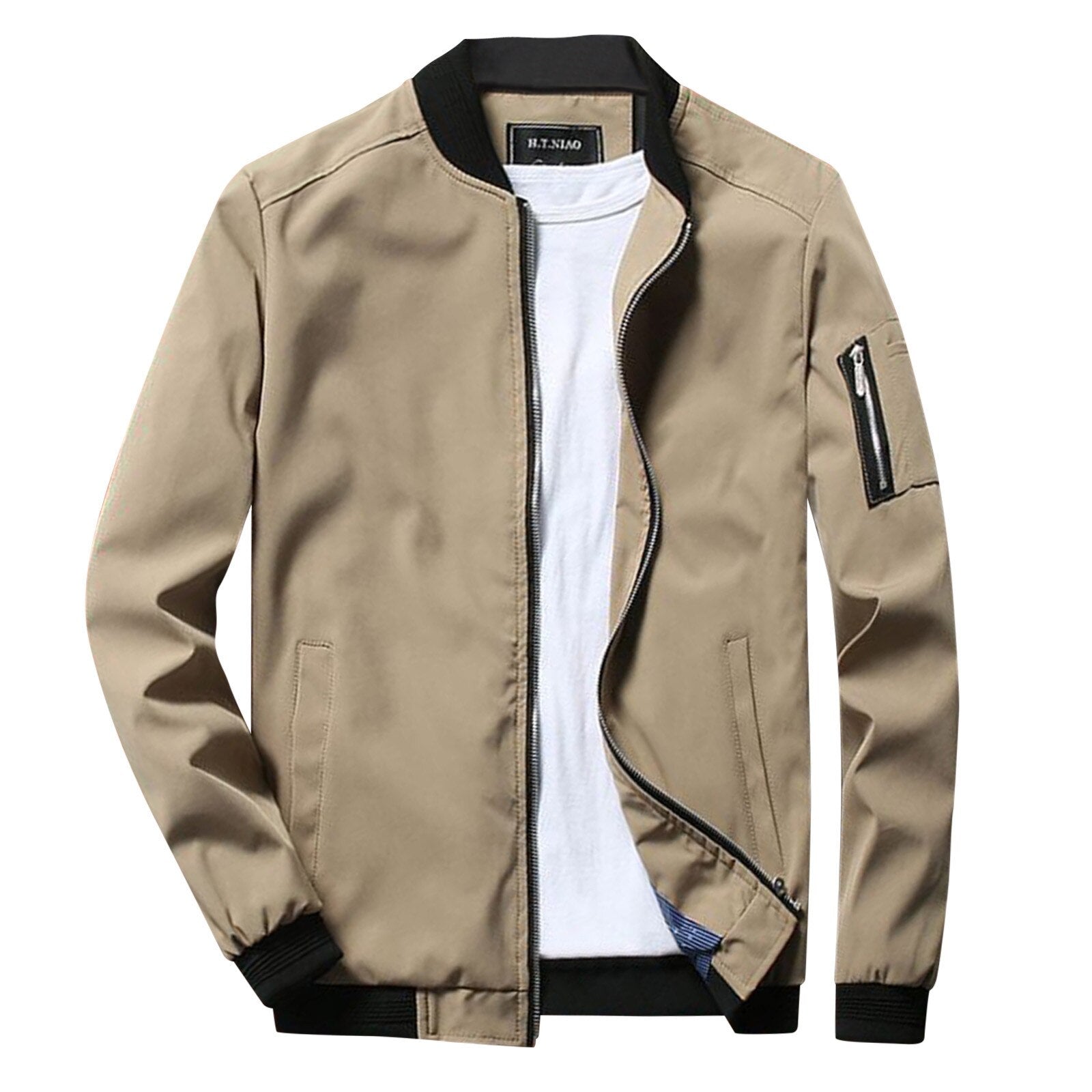 Beige Herren-Bomberjacke mit schwarzem Kragen und Reißverschluss, kombiniert mit weißem T-Shirt. Modische Freizeitkleidung für Männer.
