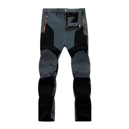 Graue und schwarze Outdoor-Hose mit Reißverschlusstaschen, strapazierfähigem Material, ideal für Wandern und Trekking. Robuste Trekkinghose Herren.