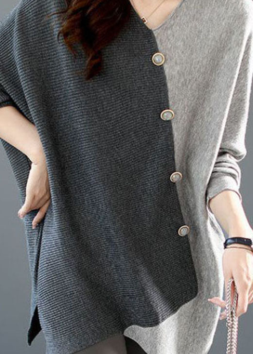 Damen-Poncho in Grau und Dunkelgrau, asymmetrisches Design mit Knöpfen, eleganter Strickstoff, modisches Herbst-Winter-Outfit.