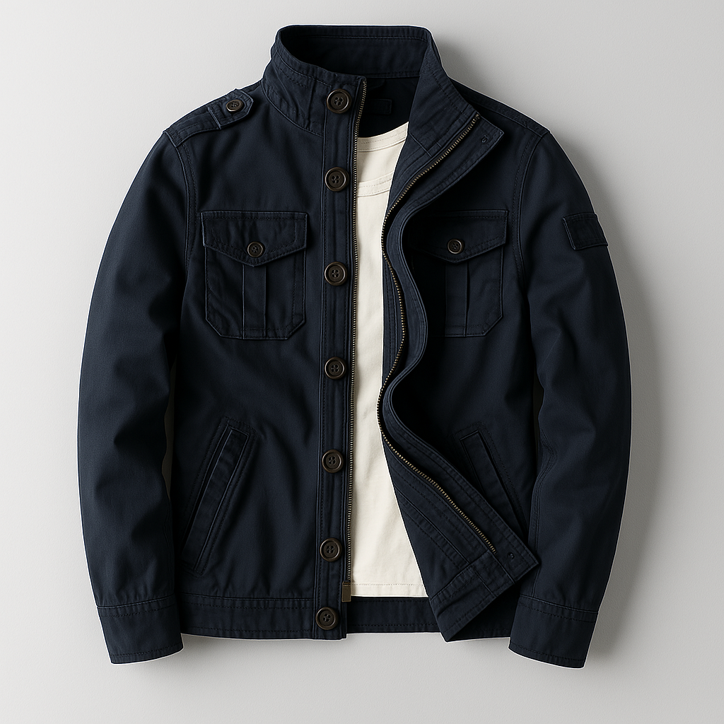 Dunkelblaue Herrenjacke mit Stehkragen und Knopfleiste, zwei Brusttaschen und seitlichen Eingrifftaschen, auf weißem Hintergrund.