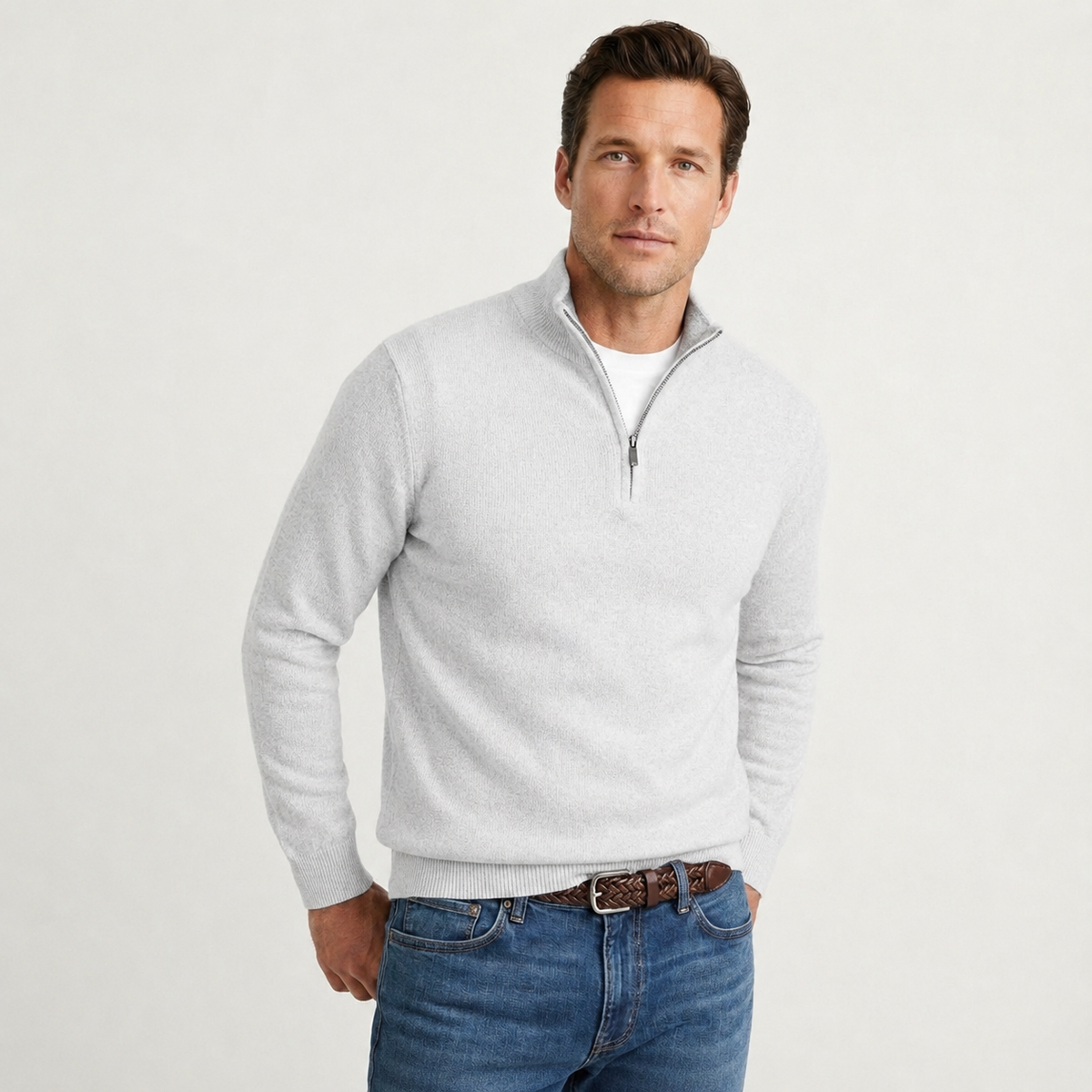 Detailansicht des Stehkragens und Quarter-Zip-Verschlusses am Herrenpullover