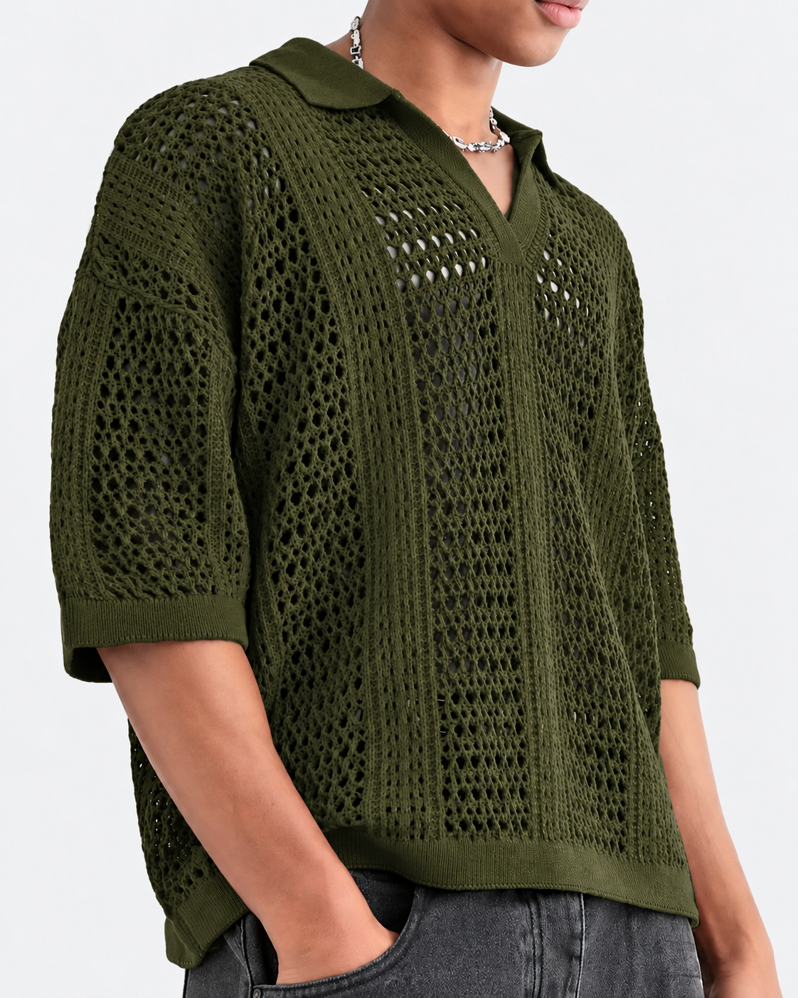 Detailaufnahme des durchbrochenen Lochmusters am Strickpolo