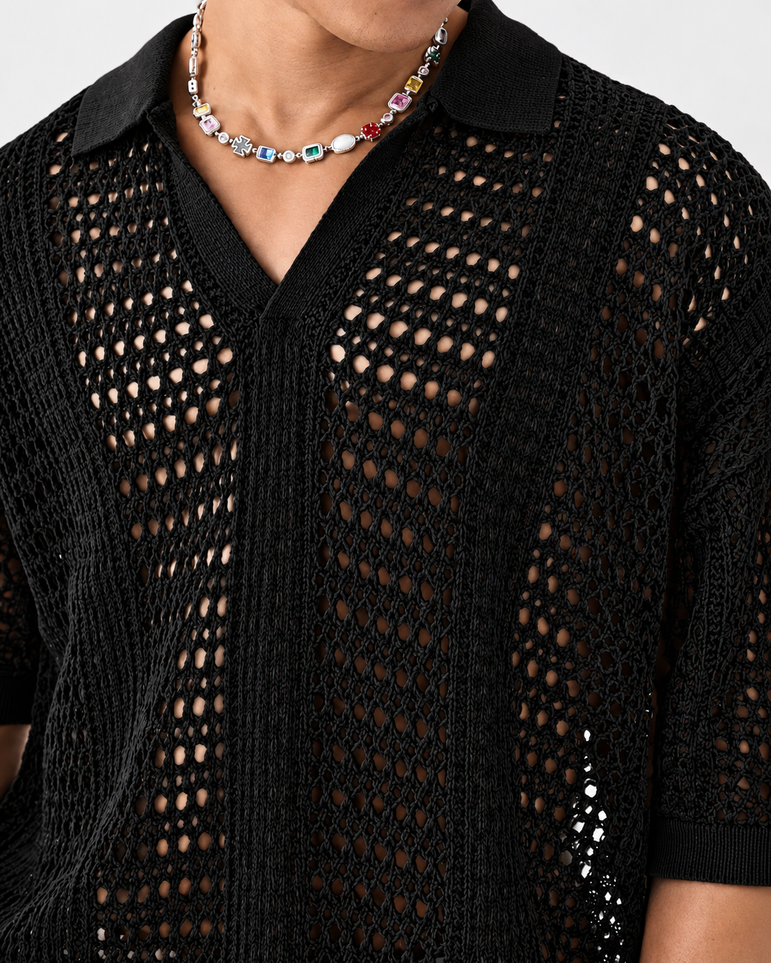 Seitliche Ansicht des Strickpolos mit Lochmuster